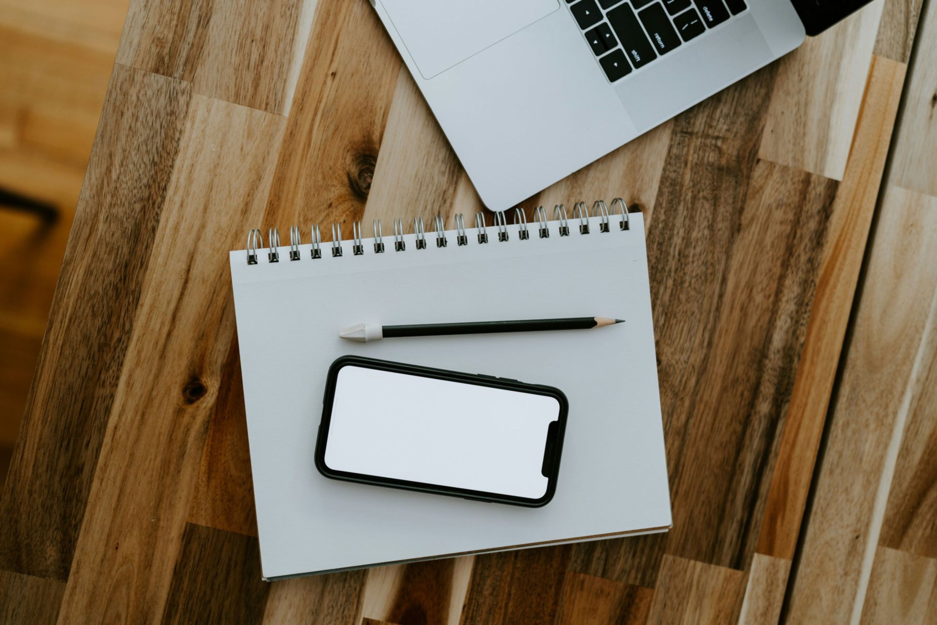 Téléphone et carnet de notes